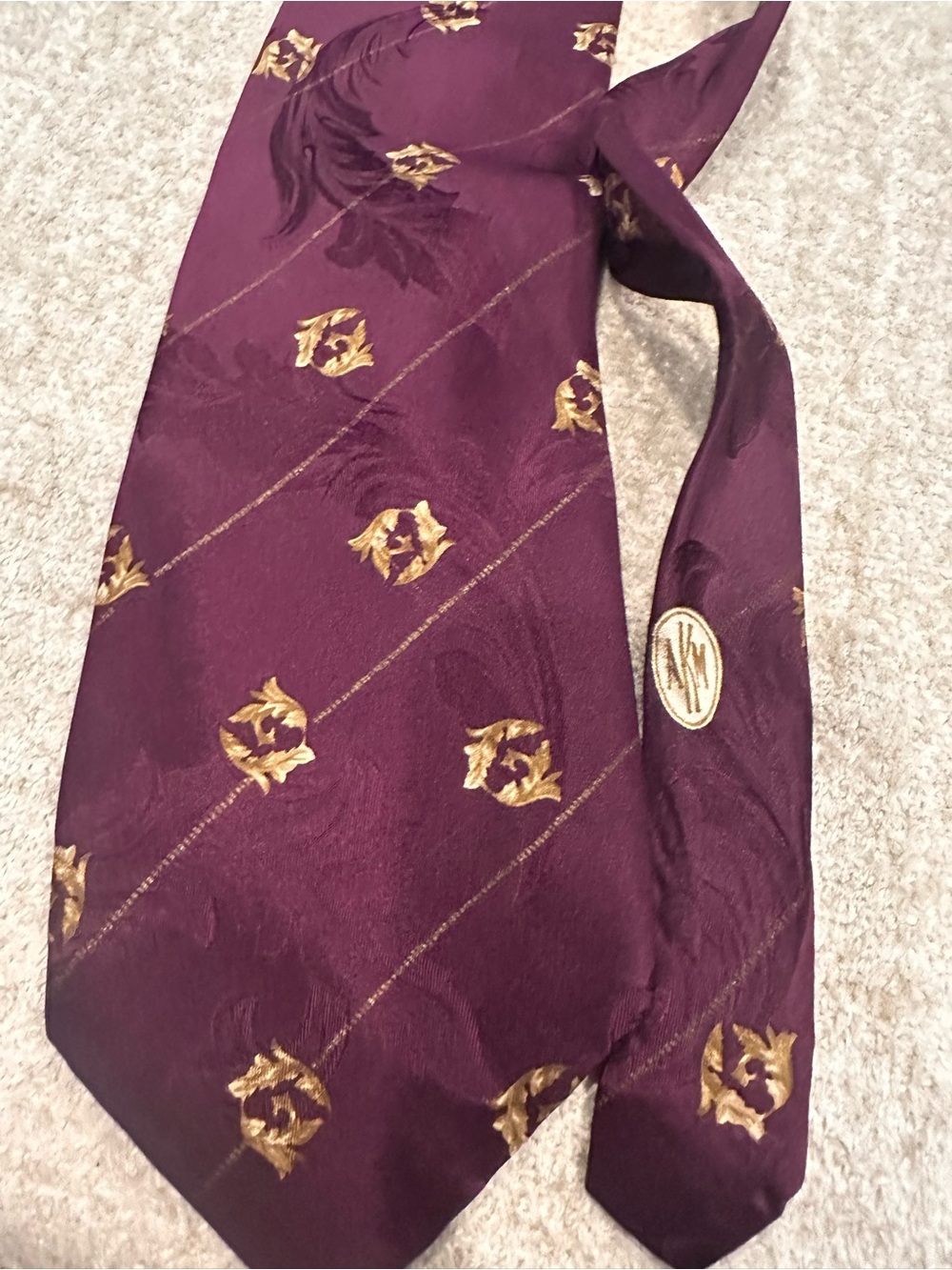 Men's Burgundy Tie with Gold Pattern - Classic Formal Accessory